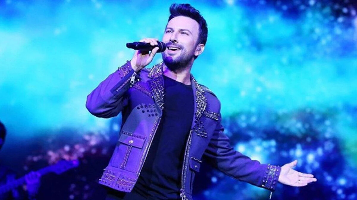 Tarkan konser bilet fiyatları ne kadar? (2026)<br><br>Tarkan’ın Volkswagen Arena konserlerinde geçerli bilet fiyatları şu şekilde açıklandı:<br><br>Kuzey & Güney Sahne Önü Ayakta: 8.925 TL<br><br>Saha İçi Ayakta: 3.675 TL<br><br>Tribün VIP: 12.600 TL<br><br>Tribün 1. Kategori: 9.975 TL<br><br>Tribün 2. Kategori: 7.875 TL<br><br>Tribün 3. Kategori: 5.775 TL<br><br>Tribün 4. Kategori: 4.725 TL<br><br>Tribün 5. Kategori (Kısıtlı Görüş): 1.522 TL