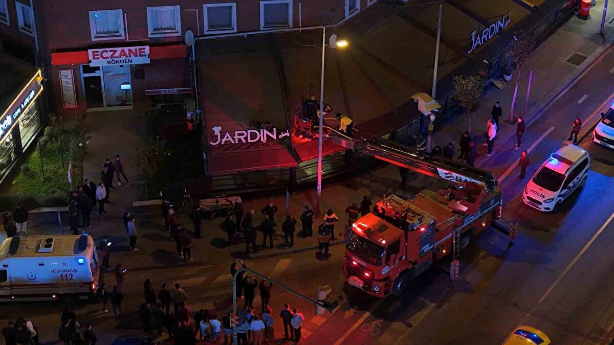 Yenibağlar Mahallesi Üniversite Caddesi üzerinde bulunan 8 katlı bir öğrenci apartının 2'nci katında bulunan ve alkollü olduğu iddia edilen Alican A.(23) isimli şahıs bahse konu binanın altında bulunan kafenin tentesine düştü.