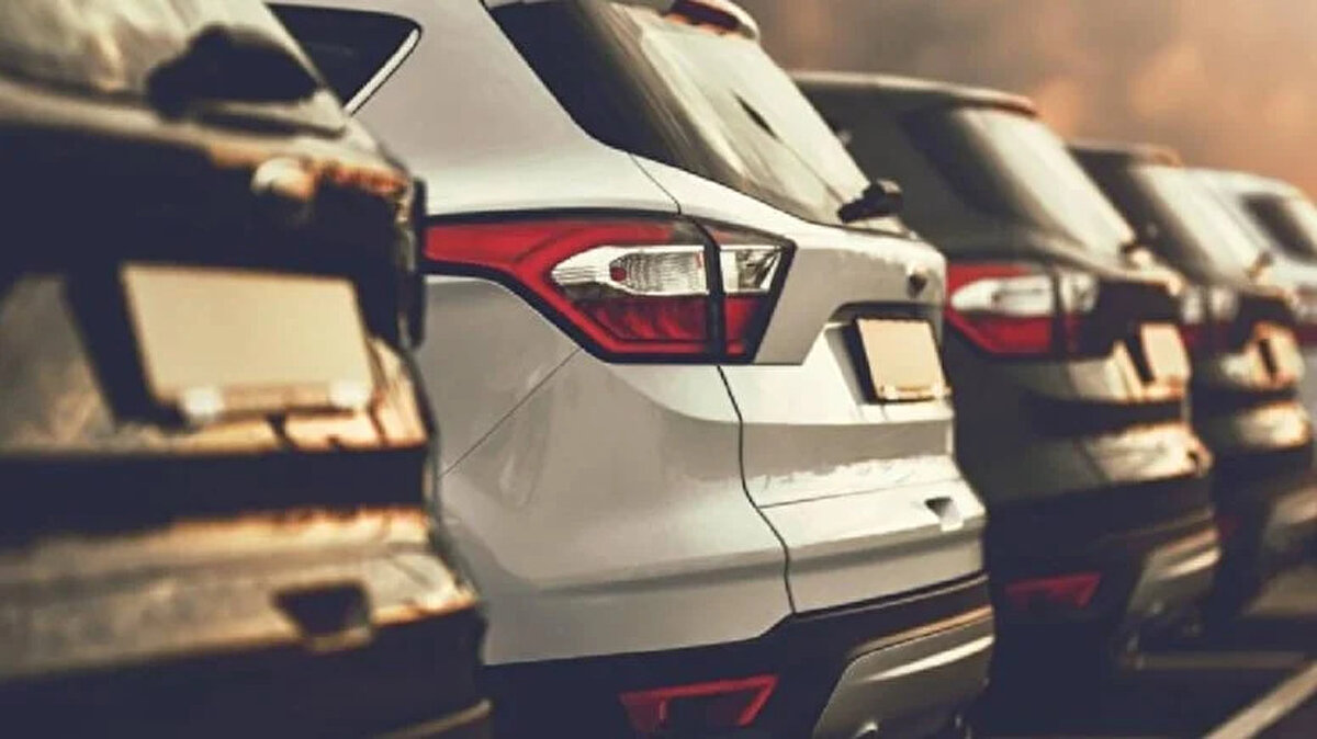 Araç piyasasında değer kaybı normal kabul edilse de bazı SUV modellerinin çok daha hızlı değer yitirdiği belirlendi. iSeeCars’ın kapsamlı çalışması, 2020 model yılı öncesi araçların son beş yıllık fiyat değişimlerini inceledi ve şaşırtıcı sonuçlar ortaya çıktı. Yüksek başlangıç fiyatları, bakım maliyetleri, marka güvenilirliğine yönelik soru işaretleri ve elektrikli araç piyasasındaki dalgalanmalar değer kaybının başlıca nedenleri arasında yer aldı. Tesla gibi popüler modellerin de listede yer alması dikkat çekti.