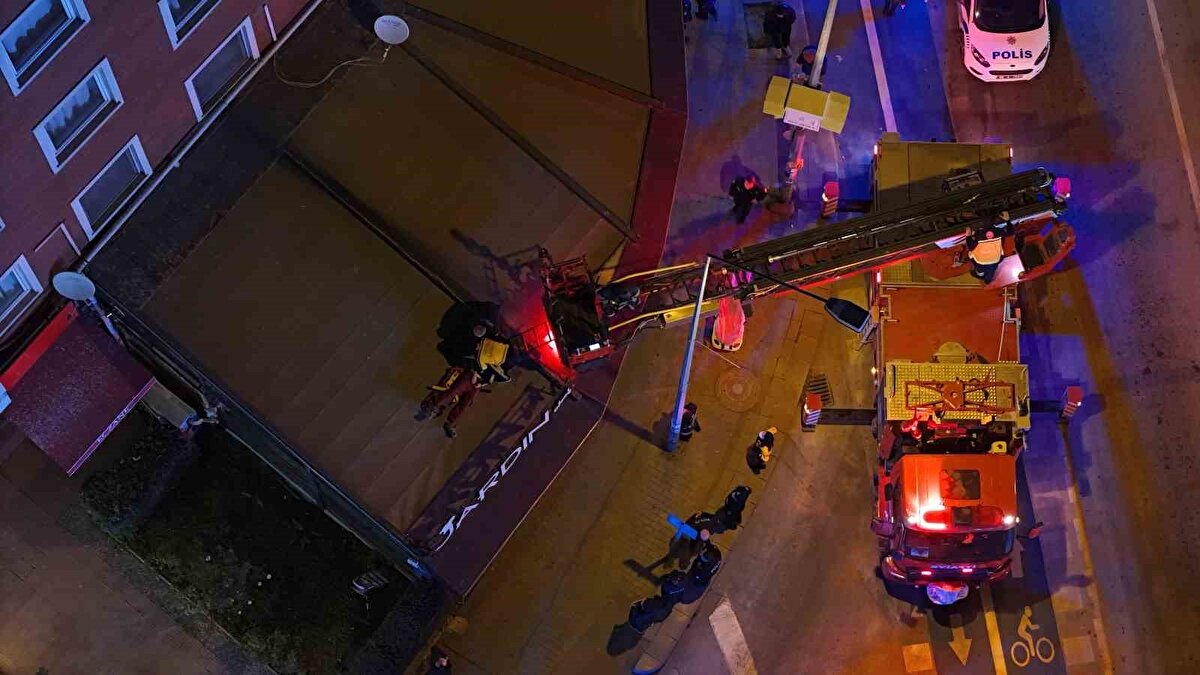 İtfaiye tarafından yere indirilen şahıs Acil Sağlık ekibi tarafından Eskişehir Osmangazi Üniversitesi (ESOGÜ) Tıp Fakültesi Hastanesi’ne kaldırıldı. Kafe boşaltılırken şahsın durumunun iyi olduğu öğrenildi.