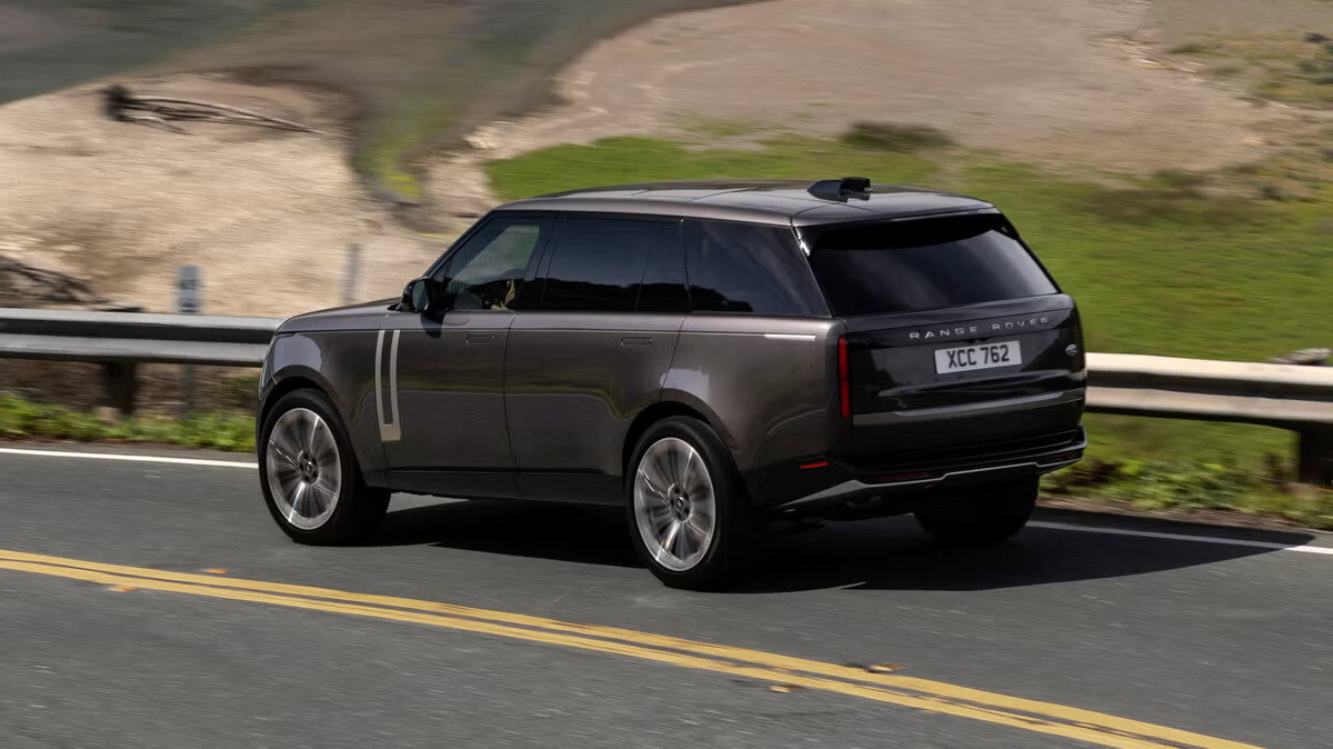 4. Land Rover Range Rover – %62,9<br><br>Lüks SUV’ların ikonik ismi, yüksek fiyatı ve güvenilirlik sorunları nedeniyle ikinci elde hızlı düşüş yaşıyor.