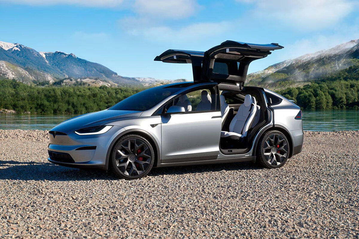 2. Tesla Model X – %63,4<br><br>"Şahin kanadı" kapılarıyla bilinen Model X, yüksek satış fiyatı ve sınırlı kullanıcı kitlesiyle değer korumakta zorlanıyor.