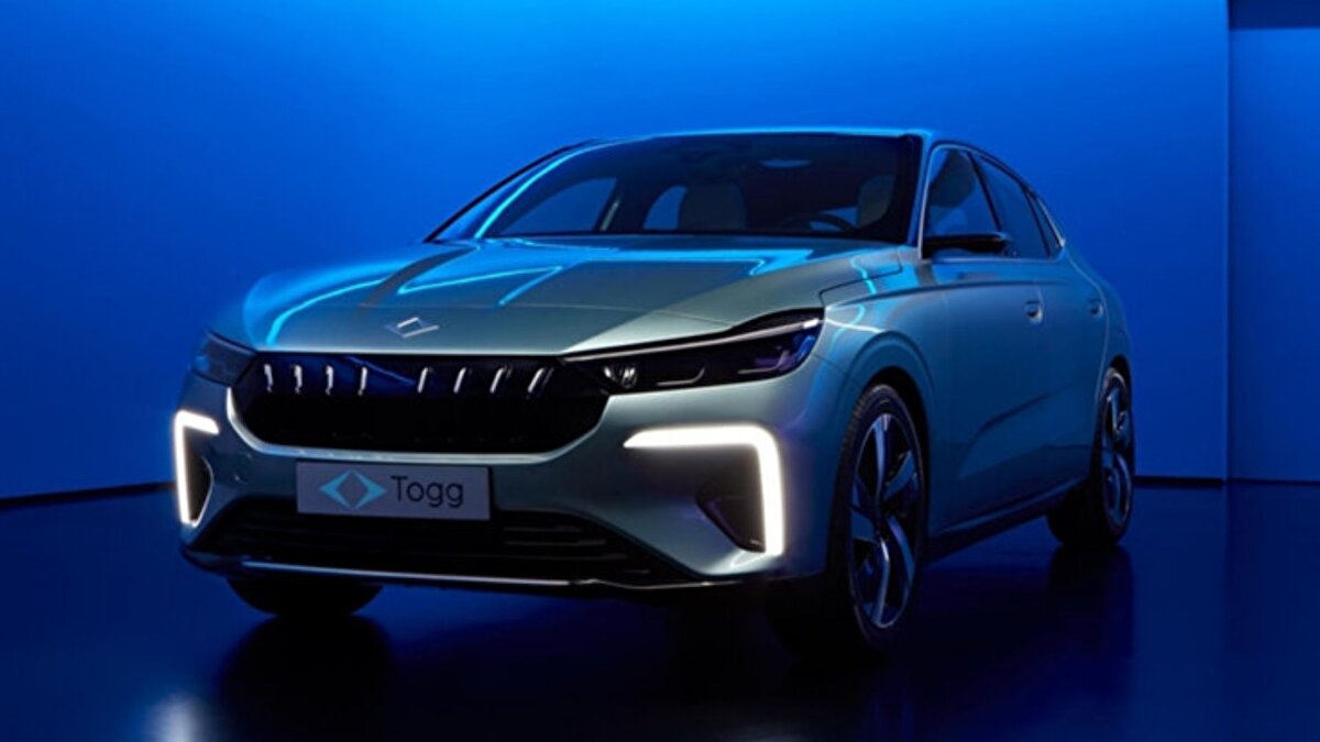 Türkiye’nin yerli elektrikli otomobili Togg T10F, İstanbul–İzmir güzergâhında yapılan test sürüşünde tek şarjla yolculuğu tamamlayarak dikkat çekici bir performans sergiledi. Elektrikli araç segmentinde Türkiye’nin rekabet gücünü artırmayı hedefleyen model, bu menzil testiyle gündeme yeniden oturdu.