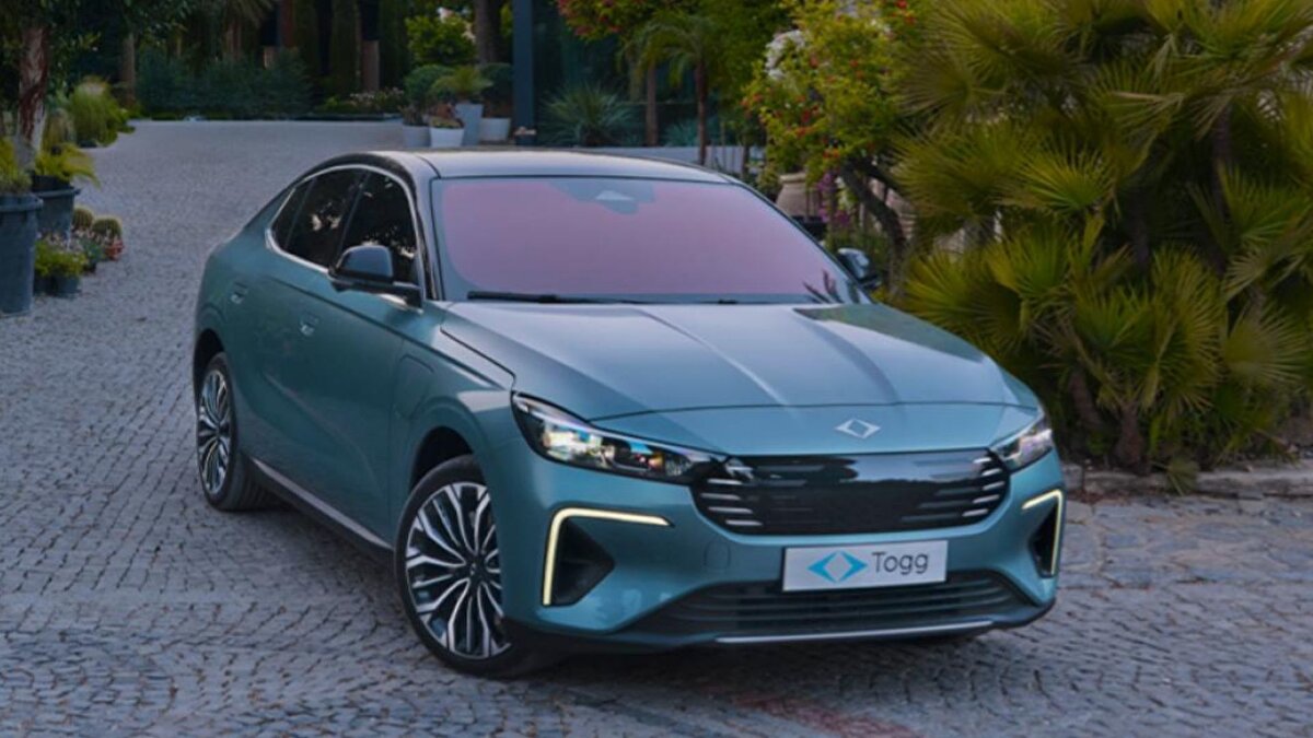 Togg T10F’in öne çıkan özellikleri<br><br>Menzil (WLTP) - 623 km’ye kadar, Şarj Süresi - Yüzde 20’den Yüzde 80’e yaklaşık 28 dakika (180 kW DC hızlı şarj), Motor Seçenekleri - Tek motorlu RWD: 218 hp, Çift motorlu AWD: 430 hp, 0–100 km/s Hızlanma - 4,6 – 7,5 saniye arası (versiyona göre), Maksimum Hız - 200 km/s, Dijital Kokpit - 12,3 inç gösterge, 29 inç bilgi-eğlence, 8 inç kumanda ekranı (toplam 41,3 inç uçtan uca ekran), Bağlantılı Teknolojiler - Araç içi sosyal kamera, yüksek hızlı internet, Wi-Fi hotspot, Snapdragon işlemcili kokpit, Aerodinamik - 0.24 sürtünme katsayısı