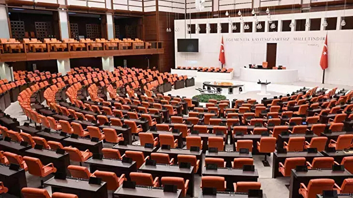 📌 4. Meskûn mahalde ateş etme suçlarında ceza artışı<br><br>Mevcut ceza: 6 ay – 3 yıl<br>Yeni ceza: 1 yıl – 5 yıl<br><br>📌 5. Kurusıkı silahla ateş etmeye de hapis cezası geliyor<br><br>6 aydan 3 yıla kadar hapis cezası verilecek.<br><br>📌 6. Düğün, asker uğurlaması gibi yerlerde ateş edenlere ayrı yaptırım<br><br>Verilecek ceza yarı oranında artırılacak.<br><br>📌 7. Trafikte “yol kesme” müstakil suç olacak<br><br>Aracı durdurma veya hareketini engelleme: 1–3 yıl hapis<br><br>Araç kaçırma veya başka yere götürme: 2–5 yıl hapis