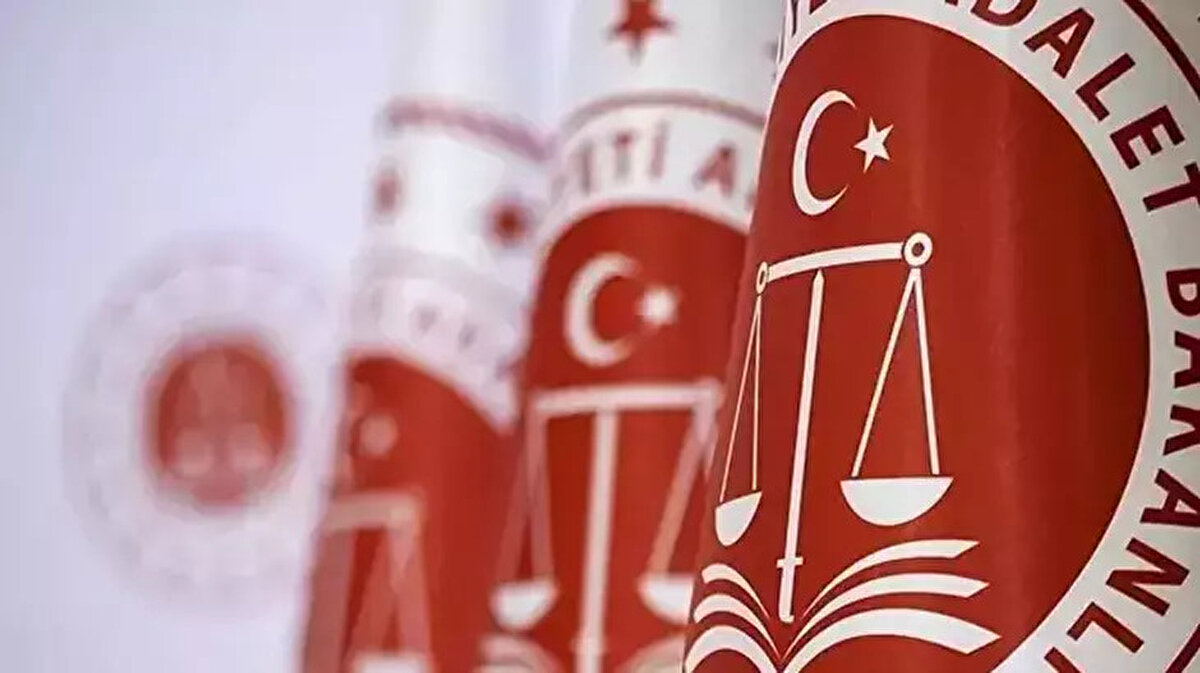 📌 2. Çocukları suça sürükleyenlere ağır yaptırım<br><br>Paketle ilk kez “çocuğu suçta araç olarak kullanma” suçu tanımlanıyor.<br><br>Çocukların tehdit, yaralama, silahlı eylem gibi suçlarda kullanılması halinde ceza:<br>➤ Yarı oranda veya bir kata kadar artırılacak.<br>➤ Örneğin: 7 yıl 6 ay alt sınır cezası, artırımla 11 yıl 3 aya çıkabilecek.<br>➤ 15 yıl üst sınır cezası, artırımla 30 yıla kadar yükselebilecek.<br><br>📌 3. Bilişim suçlarında kapsamlı düzenleme<br><br>Bakan Tunç’un açıklamalarına göre:<br><br>Sanal ortamda işlenen dolandırıcılık, yasa dışı bahis, kripto suçları gibi eylemlere ilişkin cezalar netleştirilecek.<br><br>Siber polislerin dijital devriye yetkileri güçlendirilecek.<br><br>Türkiye, BM’nin Siber Suçlara Karşı Sözleşmesini ilk imzalayan ülkeler arasında yer aldı.