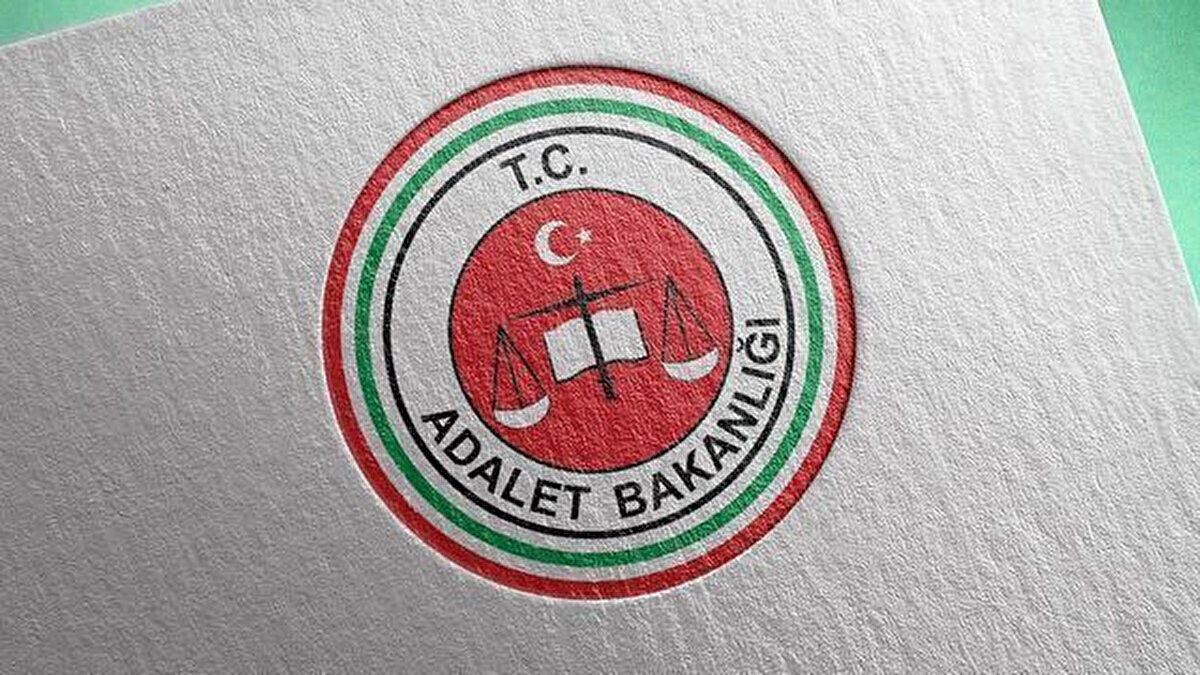 11. Yargı Paketi Kimleri Kapsıyor?<br><br>Paket özellikle şu suçlarla ilişkili kişileri ilgilendiriyor:<br><br>Suç örgütü yöneticileri ve üyeleri<br><br>Bilişim suçları failleri<br><br>Çocukları suça sürükleyenler<br><br>Meskûn mahalde silah kullananlar<br><br>Trafikte yol kesme/araç kaçırma yapanlar<br><br>Kurusıkı silahla ateş edenler<br><br>Ayrıca infaz düzenlemesine eklenirse:<br><br>31 Temmuz 2023 öncesi cezası kesinleşmemiş hükümlüler erken tahliye imkânından faydalanabilir.