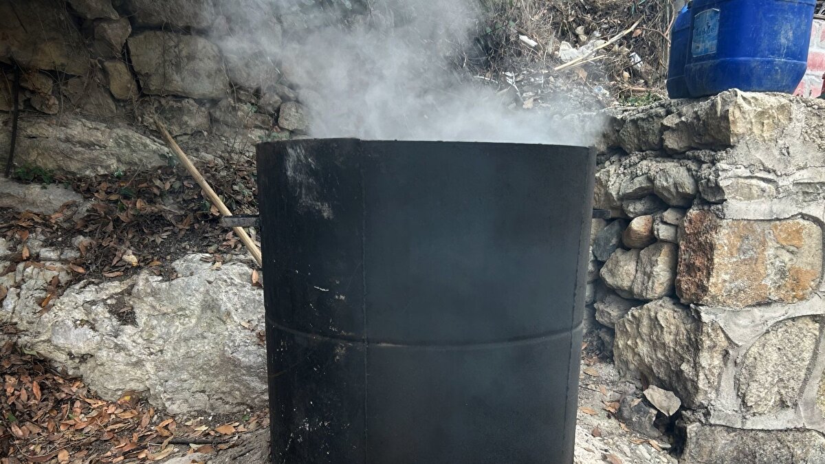 “Defne, Hatay’da doğal bir geçim kaynağı olmaya devam ediyor”<br><br><br>Yıllardır defne yağı üreten Mehmet Yurdan, yağışların azalmasının hem defne hem de diğer tarım ürünlerini etkilediğine dikkat çekiyor. Yurdan, bölgede eskiden birçok evde sabun ve yağ kazanlarının günler boyunca kaynadığını, ancak verimin düşmesiyle bu hareketliliğin azaldığını ifade ediyor. Doğal yapısı ve hoş kokusu nedeniyle defne yağının hâlâ geniş bir kullanıcı kitlesi tarafından tercih edildiğini belirtiyor.