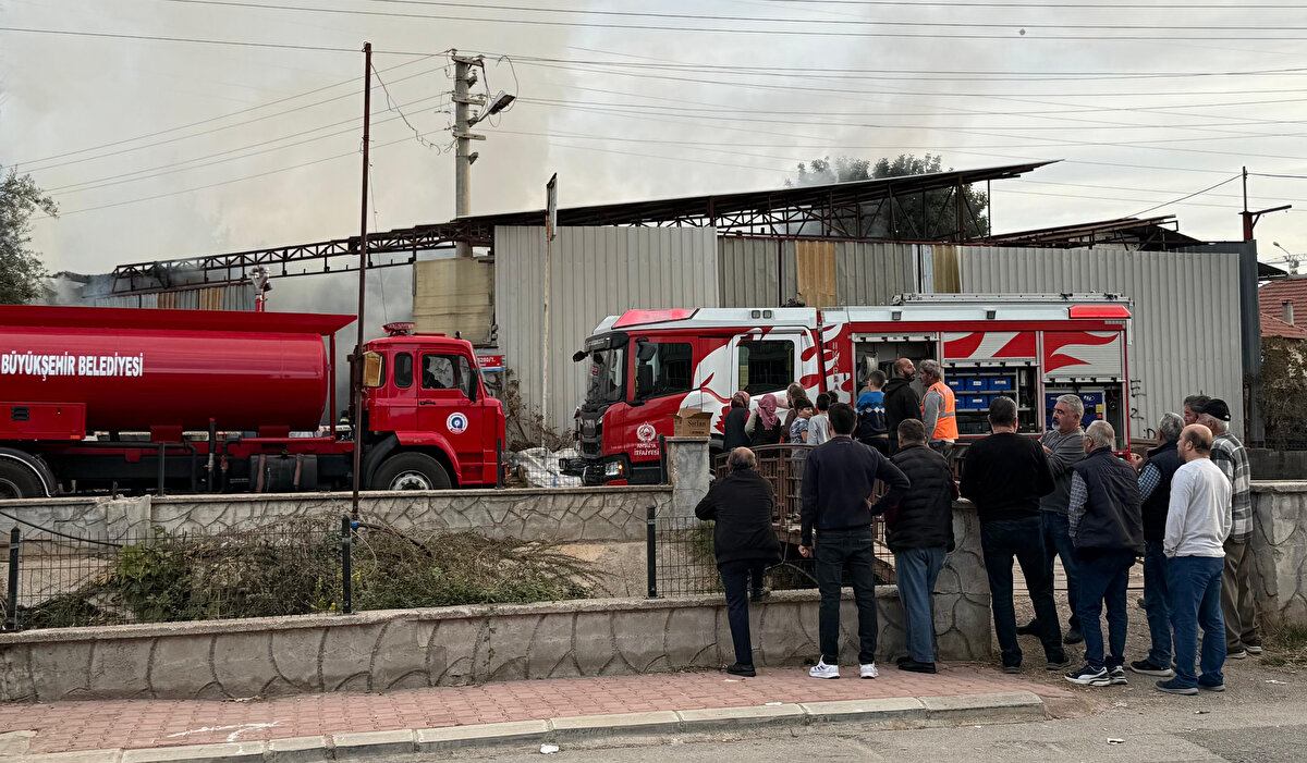 Yangın, saat 08.30 sıralarında Kepez ilçesi Santral Mahallesi 5200/1 Sokak'ta bulunan, mobilya üretimi ile ahşap presleme işleri yapılan atölyede çıktı.