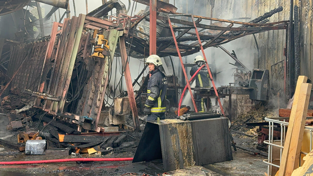 Yangın sırasında atölye içerisinde bulunan bir otomobil kısmen zarar görürken, presleme makinesi, forklift, çeşitli ahşap kesme makineleri, malzeme stantları ve üretim tezgahları kullanılmaz hale geldi.