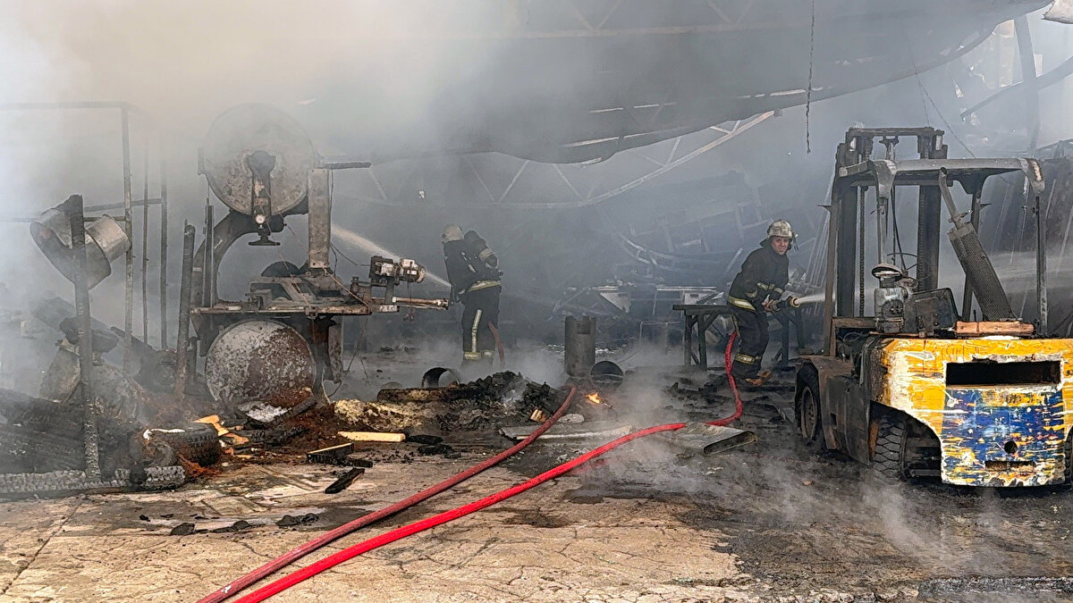 İş yerindeki zararın 10 milyon TL civarında olduğu öğrenildi. İş yeri sahibinin kent merkezinde olmadığı, haberi aldıktan sonra Antalya'ya doğru yola çıktığı belirtildi. 