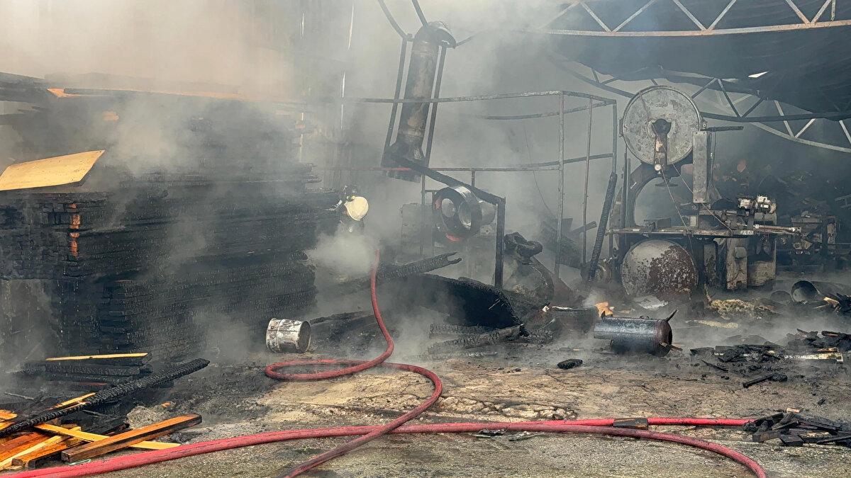 Olay yerine ulaşan ekipler, kapı, pencere ve tavandan dışarı taşan alevleri söndürmek için çalışma başlattı. Soğutma çalışmaları sürerken, yangının çıkış nedeninin belirlenmesi için inceleme başlatıldı.