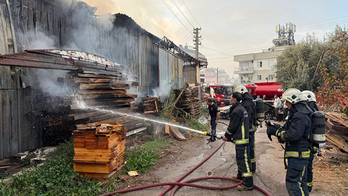 İş yerinin iç kısmından yoğun duman ve alev yükseldiğini görenler, durumu 112 Acil Çağrı Merkezi’ne bildirdi. İhbarla bölgeye çok sayıda itfaiye, polis ve sağlık ekibi sevk edildi. 