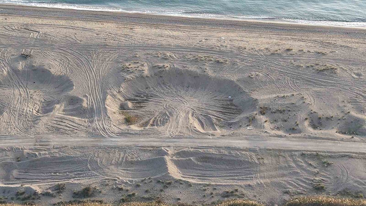 Operasyonda 3 şüpheli gözaltına alınırken, olayla bağlantılı 2 kişinin yakalanması için çalışmaların sürdüğü açıklandı. Soruşturma kapsamında Ulualan mevkiinde kum hırsızlığında kullanıldığı değerlendirilen 5 kamyon ve 3 kepçe de otoparka çekildi. Gözaltına alınanlardan Seydi İ., çıkarıldığı mahkemece tutuklanarak cezaevine gönderildi.