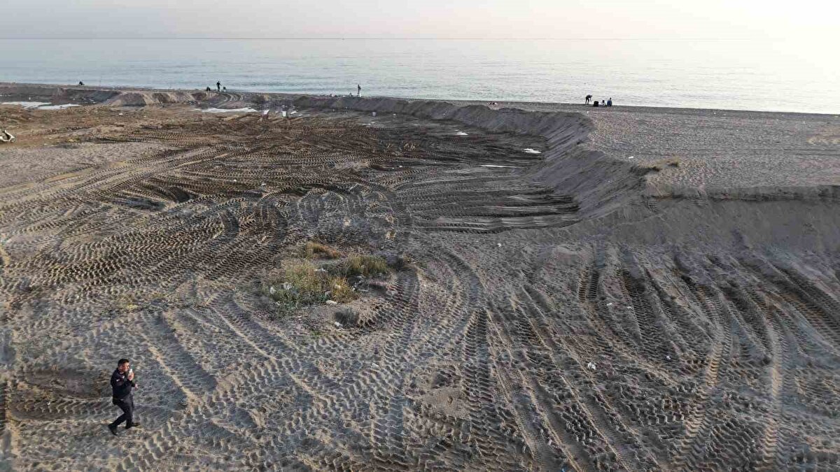 Jandarma ekipleri olayın ardından bölgeyi hem karadan hem havadan yakın takibe aldı. Boğaz sahilinde yapılan dron çekimleri, sahilin adeta bir kum ocağı gibi oyulduğunu, tabii yapının ciddi şekilde bozulduğunu çarpıcı biçimde ortaya koydu. Görüntülerde sahilde oluşan dev çukurlar ve doğaya verilen zarar net şekilde görüldü.