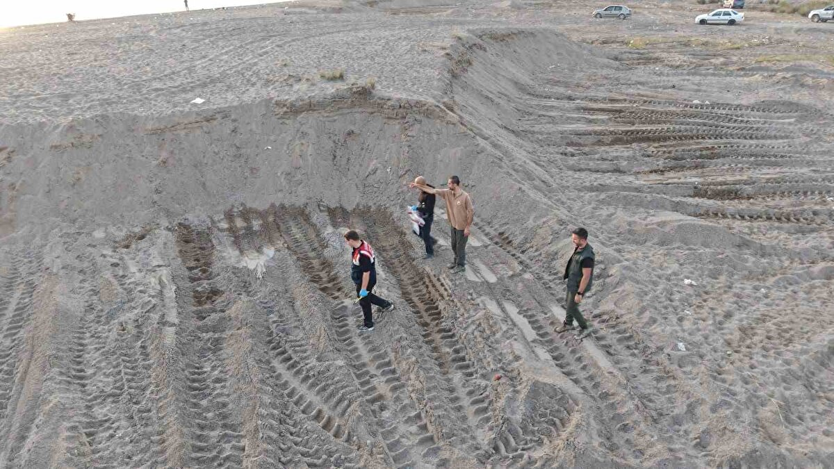 Antalya’nın Manavgat ilçesinde sahillerde yaşanan büyük tahribat, jandarmanın düzenlediği operasyonla gün yüzüne çıktı. Gece saatlerinde gelen ihbar üzerine Mendirek bölgesine hareket eden ekipler, sahilden kamyonlara kum yükleyen kişileri suçüstü yakaladı. Kum taşıdığı belirlenen iş makineleri ve kamyonlar anında muhafaza altına alınırken, kaçmaya çalışan kamyonlar kısa süren kovalamacanın ardından durduruldu.