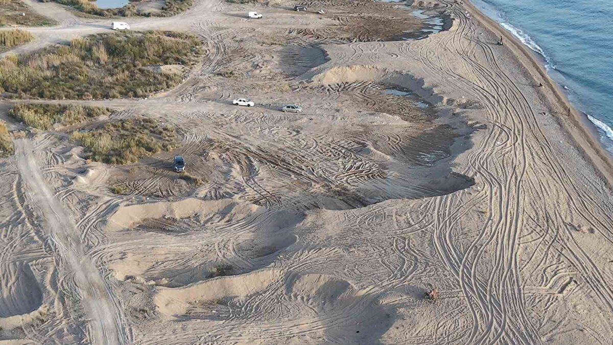 Manavgat kıyılarının adeta kum ocağına çevrildiği skandal sonrası jandarma bölgede yoğun güvenlik önlemi aldı. Dron çekimleri sahilin derin çukurlarla talan edildiğini ortaya koyarken, fotokapan ve sürekli devriye planı devreye alındı. Kaçak kum çalanlara yönelik soruşturma genişletilirken, çevre tahribatının boyutu dikkat çekiyor.