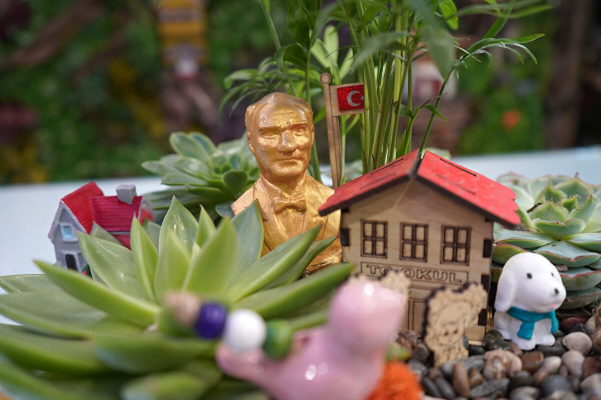 Özel tasarımlara da dikkat çeken Bakaç, bu yıl Öğretmenler Günü için Atatürk figürlü, okul maketli ve Türk bayraklı aranjmanlara yoğun ilgi olduğunu aktardı. “Başöğretmen Mustafa Kemal Atatürk temalı çiçeklerimiz vatandaşlardan büyük takdir görüyor” ifadelerini kullandı.