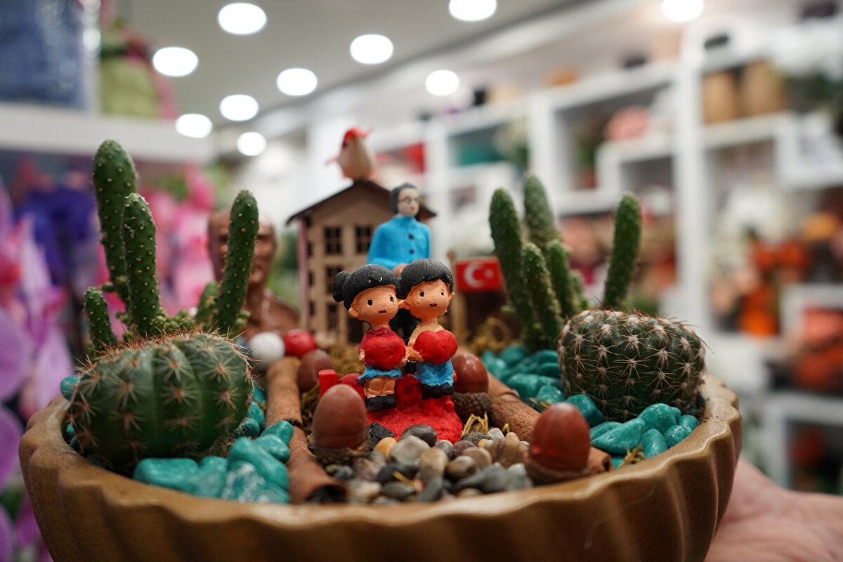 Ekonomik koşullar nedeniyle zam yapmadıklarını söyleyen Bakaç, “Vatandaşın zaten zorlandığını biliyoruz. Çiçek, insanların özel günlerde sevdiklerine verdiği değeri gösteren bir sembol; bu alışkanlığın sürmesini istiyoruz” diye konuştu.