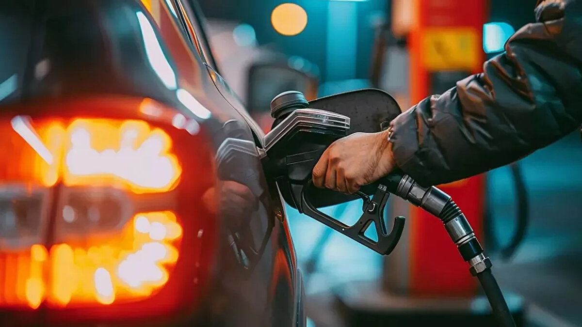 Akaryakıt fiyatlarında indirim olacak mı?<br><br>Akaryakıt sektörü temsilcilerine göre, uluslararası petrol fiyatlarında yukarı yönlü baskı sürerken döviz kurundaki hareketlilik fiyatlara yansımaya devam ediyor. Bu nedenle kısa vadede belirgin bir indirim beklentisi zayıf görünse de petrol fiyatlarındaki ani geri çekilmeler yeni bir fiyatlamanın önünü açabilir.