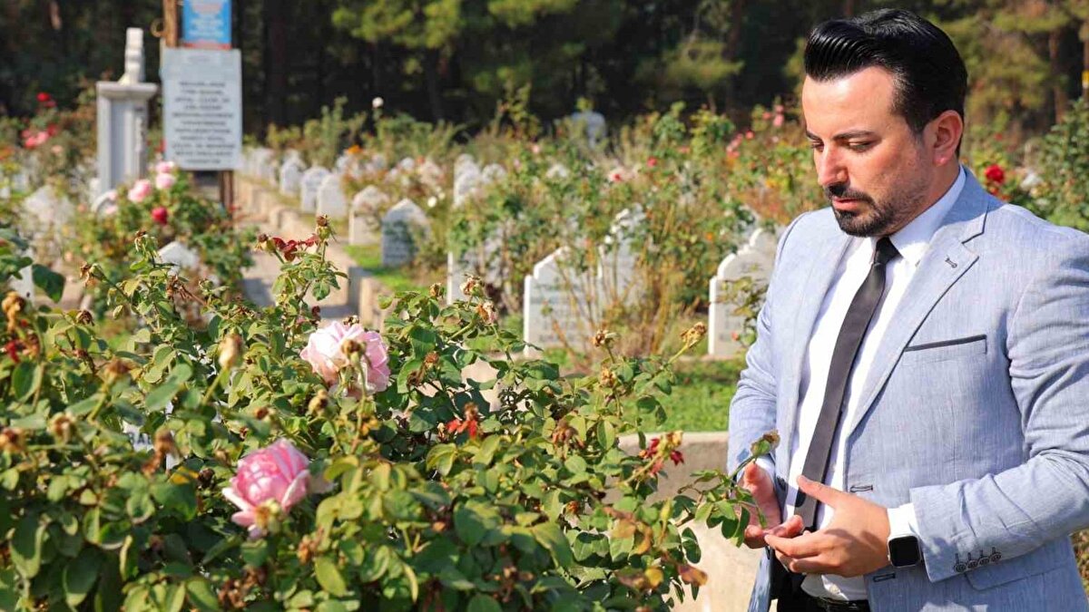 "Ölüm şiiri yazan öğrencim ölümü tattı"<br><br>Depremden kısa süre önce ölüm üzerine şiir yazmak isteyen bir öğrencisinin hikâyesini anlatan Acıpayam, "O çocuğum çok güzel bir şiir yazmıştı. Ben de ona edebiyatımızın ölüm şairi Cahit Sıtkı’yı örnek göstermiştim. 6 Şubat gösterdi ki o çocuk şiiri yazmakla kalmadı, ölümü bizzat tattı. Bir başka öğrencimiz de deprem anında bana ‘Hocam iyi misiniz?’ diye mesaj attı. Çok değerliydi. Enkazdan çıkardık ama bacağını kaybetti. Yaklaşık 15 gün sonra vefat etti" diye konuştu.<br>