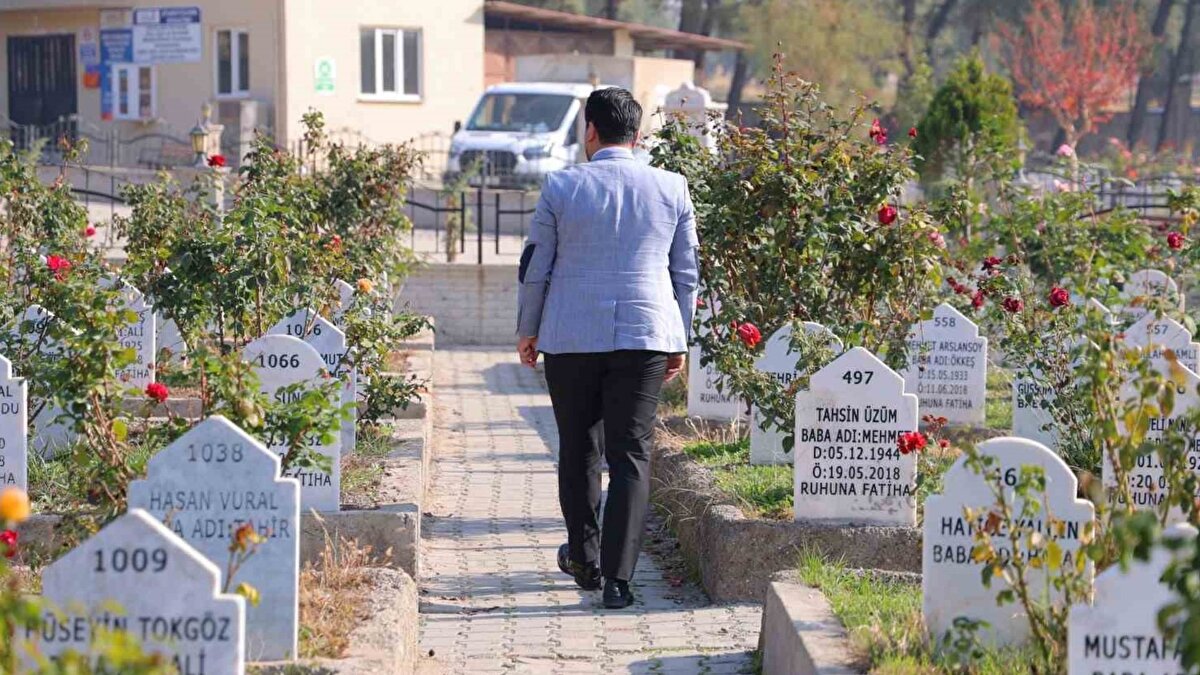 Kimsesiz çocuklar için mücadele sürüyor<br><br>Depremde ailesini kaybeden ve kimsesizler mezarlığına gömülme riski taşıyan çocuklar için uğraş verdiklerini belirten Acıpayam, “İsmi olan bir mezarlığa gömülmeleri bile mutluluk verdi. Resmi kayıtlarda yer almayan 24 kayıp çocuk için mücadelemiz devam ediyor” dedi.