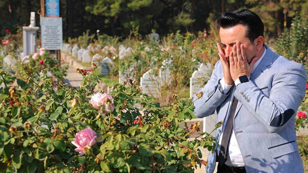 Kahramanmaraş’ta yaşayan eğitim gönüllüsü ve kişisel gelişim uzmanı Metin Acıpayam, 6 Şubat depremlerinde hayatını kaybeden öğrencilerinin bulunduğu mezarlığı ziyaret etti. 117 öğrencisinden 92’sini kaybetmenin derin üzüntüsünü yaşayan Acıpayam, her 24 Kasım Öğretmenler Günü ve her yıl depremin yıldönümünde acılarının tazelendiğini ifade etti.