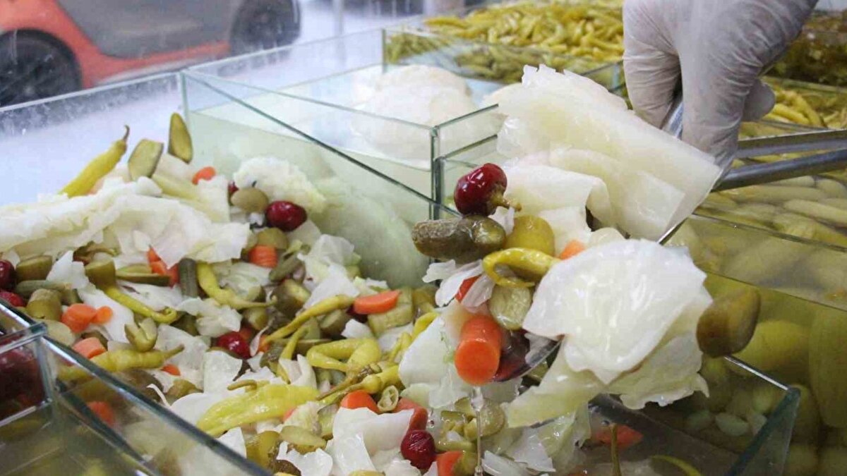 Vatandaşlar da turşuyu tercih ediyor<br><br>Yıl boyunca turşu tükettiğini belirten vatandaş Mustafa Ulurak, “Kışın tüketimimiz artıyor. Salatalık, bamya, karnabahar gibi ürünleri özellikle tercih ediyoruz. Turşu, gribe ve nezleye karşı doğal bir koruyucudur” ifadelerini kullandı. Turşu çeşitlerinin fiyatları ise 180 ila 240 TL arasında değişiyor.