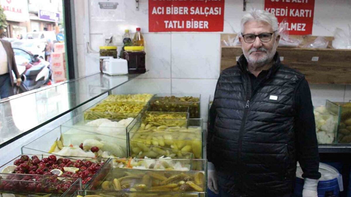 Hüseyin Nurlu, turşuların salamura ve sirke-tuz oranının önemine dikkat çekti. Salatalık, Ankara çubuk, lahana ve acı biber çeşitlerinin en çok tercih edilen ürünler arasında yer aldığını belirten Nurlu, “Turşuyu evde ne yiyorsak dükkanda da aynı kaliteyle sunuyoruz. Tazelik ve doğru formül, lezzetin temelidir” dedi.