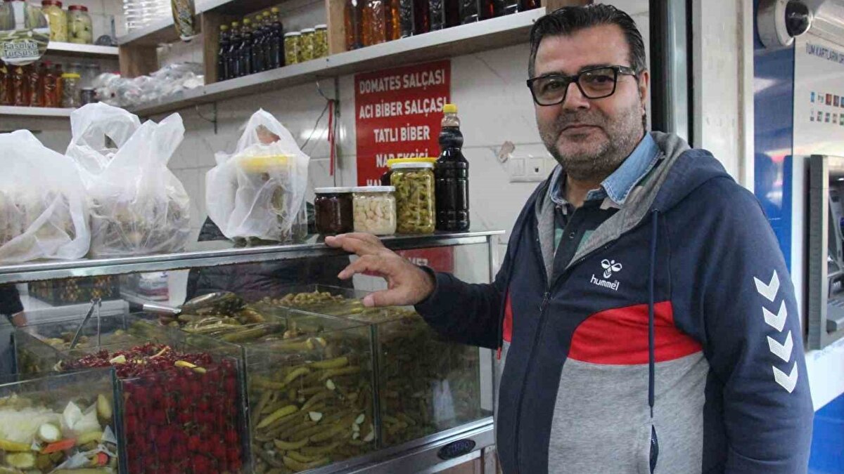 Nurlu, ürünlerinin tamamını kendi imalatı olduğunu ve fermente süreçlerini titizlikle kontrol ettiğini ifade etti. Limon ve ev yapımı sirke ile hazırlanan turşu sularının tansiyonu etkilemediğini ve mideye zarar vermediğini vurgulayan Nurlu, “Bizim turşularımız hem hijyenik hem de lezzetli. Kışın bağışıklık için birebir” diye konuştu.