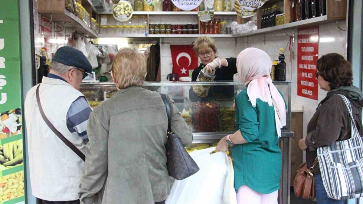 Aydın’ın Efeler ilçesinde yarım asırdır turşuculuk yapan Hüseyin Nurlu, kış aylarının başlamasıyla turşu ve turşu suyu talebinde belirgin bir artış gözlemledi. Vatandaşların bağışıklık sistemini güçlendirmek için doğal yöntemlere yöneldiğini belirten Nurlu, “Günde bir bardak turşu suyunu düzenli içen biri grip olursa masraflarını ben karşılayacağım” dedi.