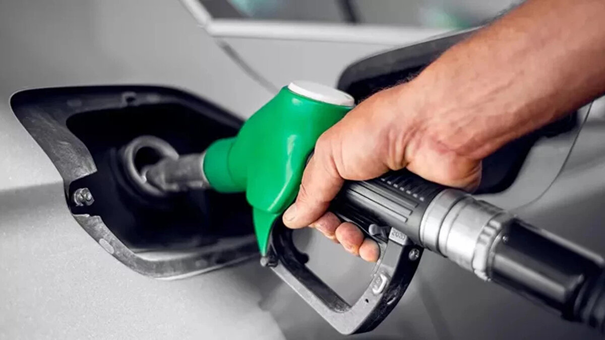 NTV’de yer alan habere göre, motorinin litre fiyatına 2,44 TL indirim yapılması bekleniyor. Bu indirim, Türkiye’nin büyük şehirlerinde pompaya net şekilde yansıyacak.