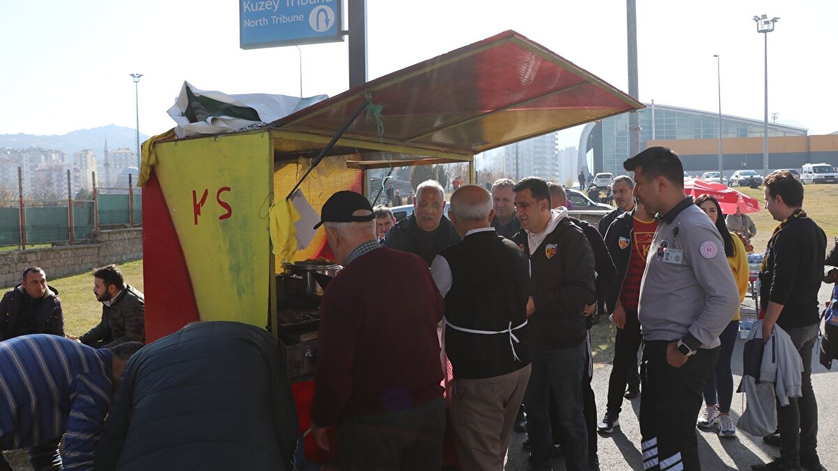 Kayserispor taraftarları, Mavili’nin hem eski bir futbolcu hem de köfte satıcısı olmasına şaşkınlıkla yaklaşıyor. “Her maç öncesi buradan köfte alıyoruz. Mavili’nin geçmişini bilmiyordum, öğrendikten sonra daha çok takdir ettim” diyen taraftarlar, şehrin efsane futbolcusu ile köfte tezgahında buluşmanın keyfini yaşıyor.