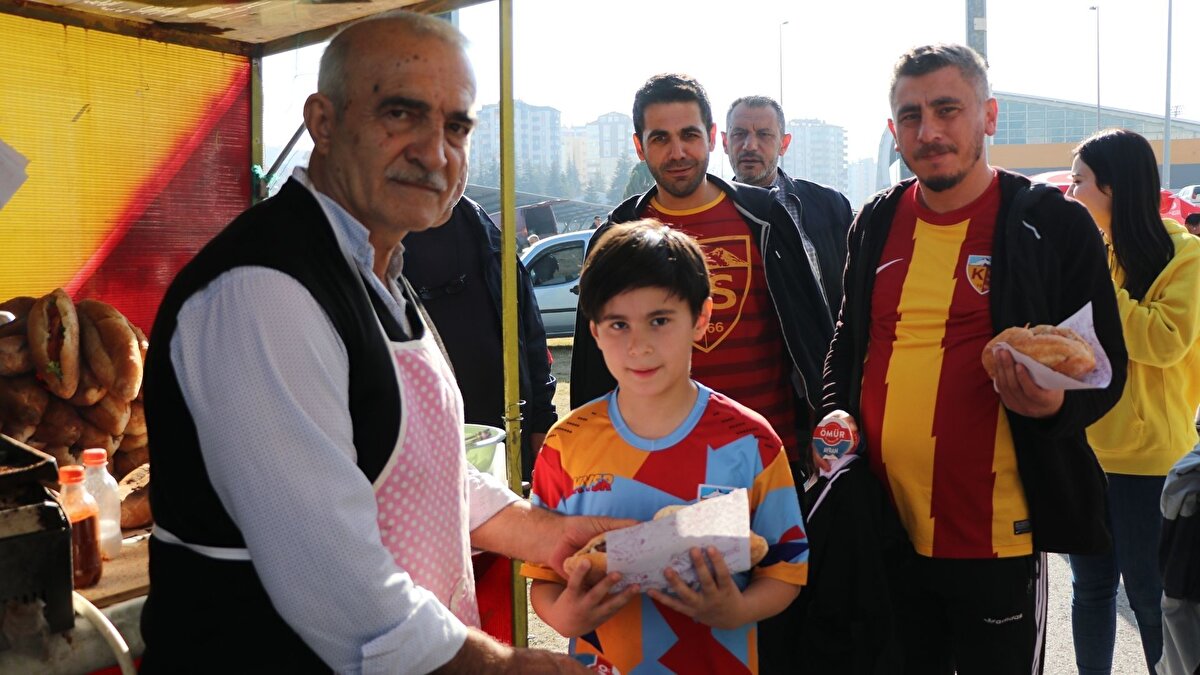 Kayseri doğumlu Recep Mavili, futbol kariyerine 1974 yılında Kayserispor altyapısında başladı. 1978-1980 yılları arasında Süper Lig’de Kayserispor formasını giyen Mavili, ardından Edirnespor ve Erciyesspor gibi takımlarda profesyonel futbol yaşamını sürdürdü. Futbolu bıraktıktan sonra ise babasının mesleğini devam ettirerek Kayseri’de seyyar köftecilik yapmaya başladı.