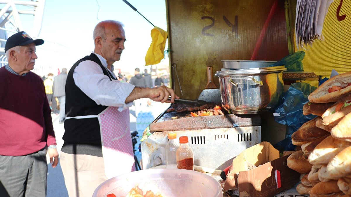 Stadyumda eski günleri yad ediyor<br><br>Mavili, Kayserispor’un maç günlerinde sabahın erken saatlerinde stadyum çevresinde tezgâhını kuruyor ve sarı-kırmızılı taraftarlara köfte ekmek sunuyor. “Çocukluğumda babamın yanında köfte satardım, şimdi de eski günleri yeniden yaşıyorum” diyen Mavili, hem maddi gelir sağladığını hem de gençlik anılarını tazelediğini belirtti.