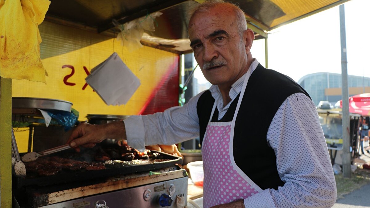 Kayserispor’un maçları öncesi taraftarlarla sohbet eden Mavili, “Bazı taraftarlar benim Galatasaray, Fenerbahçe ve Beşiktaş ile maçlara çıktığımı bilmiyor. Bu işi yaparken geçmişimi de yad ediyorum” dedi. Futbol döneminde Nevşehirspor’da kaptanlık yaptığını ve Erciyesspor’u profesyonel lige taşıdığını ifade eden Mavili, stadyumda köfte satmanın kendisi için hem geleneksel bir miras hem de özel bir bağ olduğunu vurguladı.