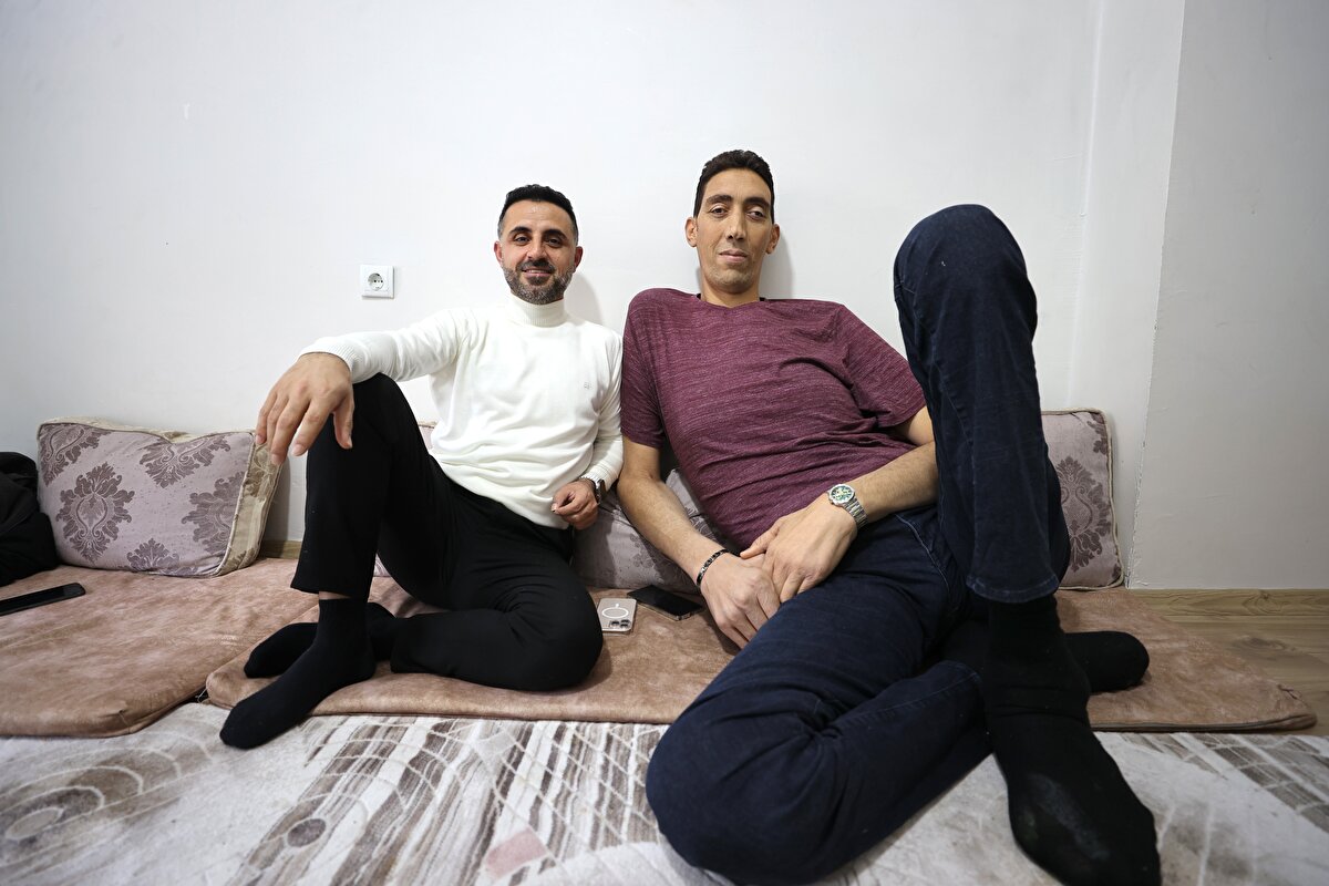 Mardin’in Derik ilçesine bağlı Dede Mahallesi’nde yaşayan ve 2 metre 51 santimetre boyuyla dünyanın en uzun insanı unvanını taşıyan Sultan Kösen, hayat hikâyesinin anlatılacağı uluslararası bir belgesel için İngiltere’ye gidiyor.