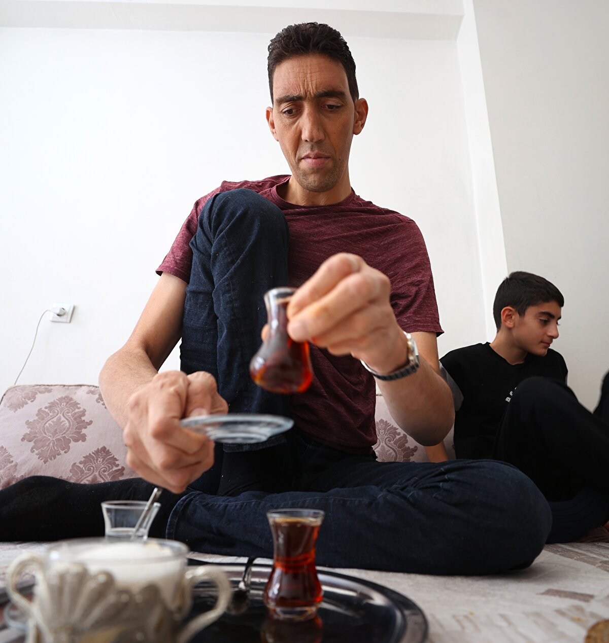 “Yeryüzünün yaşayan en uzun insanı” unvanını korumanın kendisine büyük gurur verdiğini söyleyen Kösen, Türkiye’yi dünyada en iyi şekilde temsil etmeye devam edeceğini belirtti.