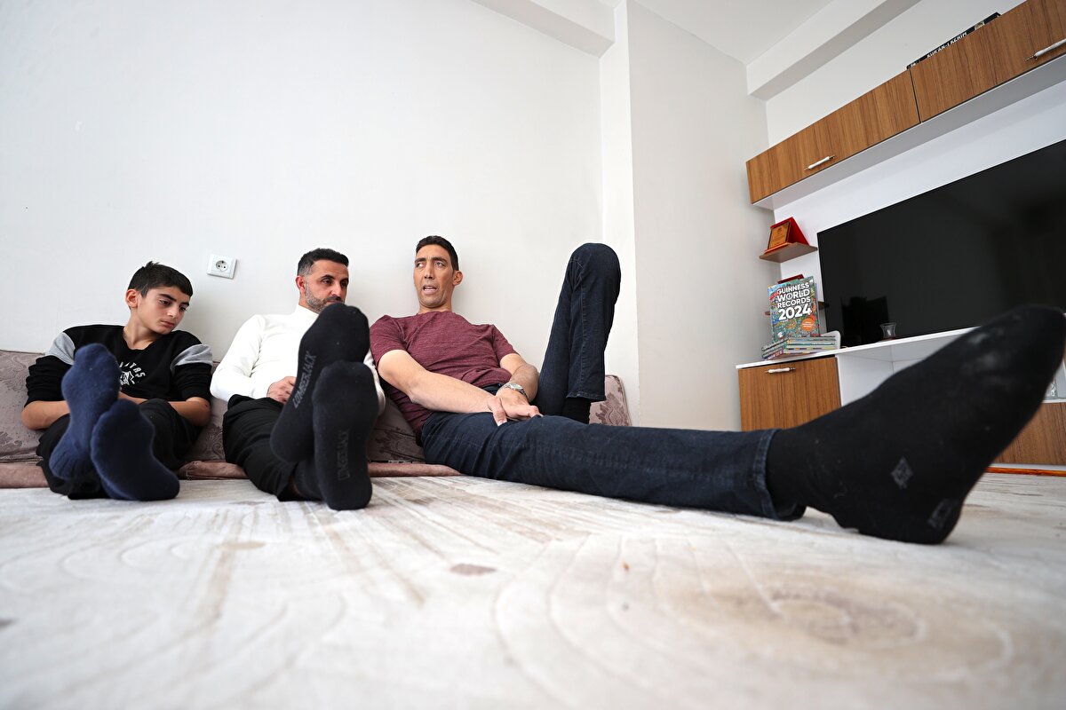 Bora, “Sultan’a gösterilen ilgi dünyanın her yerinde tartışmasız. Birçok ünlü bile onunla fotoğraf çekilmek için özel izin istiyor.” diyerek dev adamın küresel bilinirliğinin büyüklüğünü vurguladı.