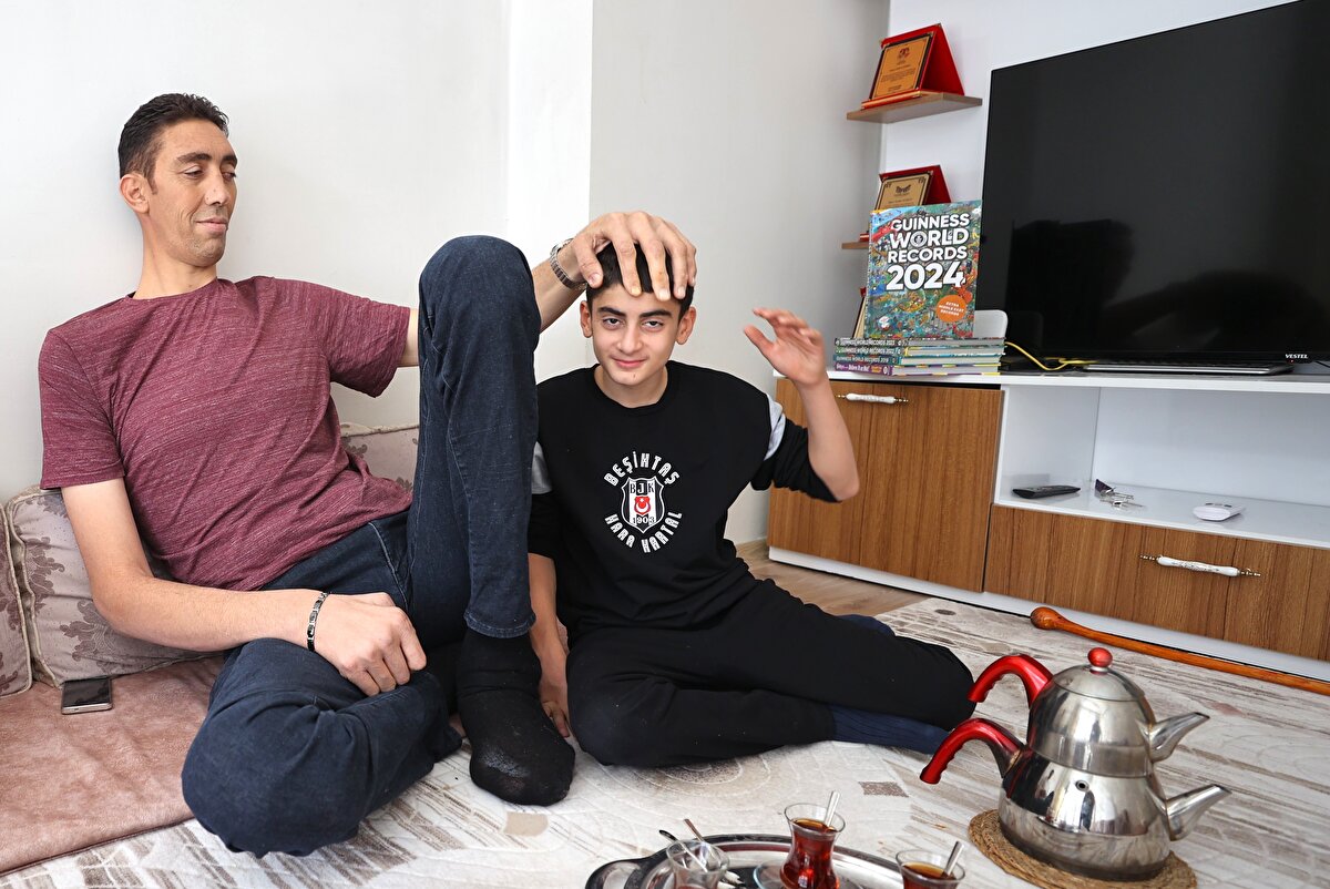 Kösen’in menajeri Mehmet Veysi Bora ise, dev adamın rekorunun 2026 Guinness baskısında da yer alacağını, Londra seyahatinde belgesel çekimlerinin yanı sıra hayran buluşması ve şehir turu yapılacağını söyledi. Bora ayrıca, uluslararası üniversitelerden akademik ekiplerin Kösen’e sağlık taraması uygulayacağını, bu çalışmaların bilimsel yayına dönüştürüleceğini aktardı.