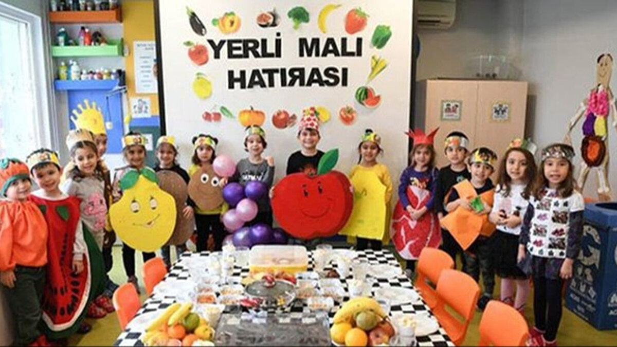 Okullarda Yerli Malı Haftasında Neler Yapılır?<br>Velilerin en çok merak ettiği konulardan biri de kutlama formatıdır. Hafta boyunca okullarda ders müfredatına uygun olarak şu etkinlikler gerçekleştirilir:<br><br>Yerli malı ile ilgili şiirler okunur ve resimler yapılır.<br><br>Türkiye'de yetişen sebze ve meyvelerin tanıtımı yapılır.<br><br>Sınıflarda kurulan "Yerli Malı Sofraları" ile öğrenciler ev yapımı ürünleri tüketir.<br><br>Tasarrufun önemini anlatan tiyatro veya skeç gösterileri düzenlenir.