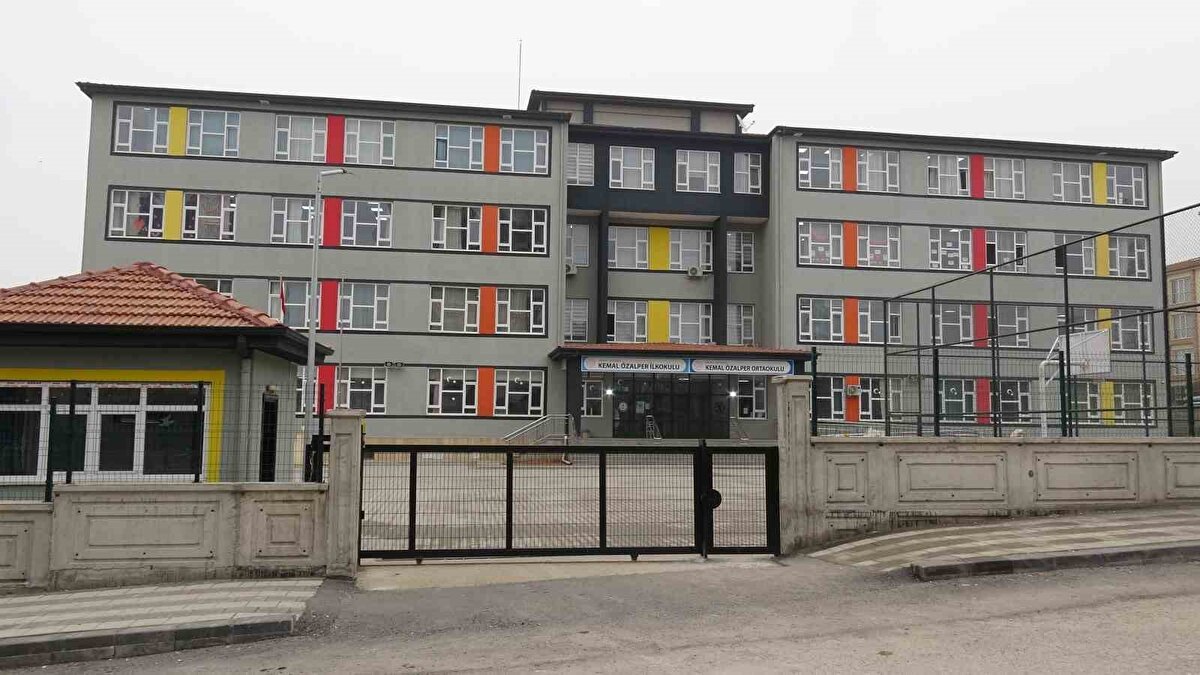 7. sınıf öğrencisi Sude D., teneffüs sırasında sınıfta aniden fenalaştı. Durumun bildirilmesi üzerine okula hızla sağlık ekipleri sevk edildi. Yapılan ilk kontrollerde kalp krizi geçirdiği belirlenen Sude D., okulda yapılan müdahalenin ardından Malatya Eğitim ve Araştırma Hastanesi’ne kaldırıldı.