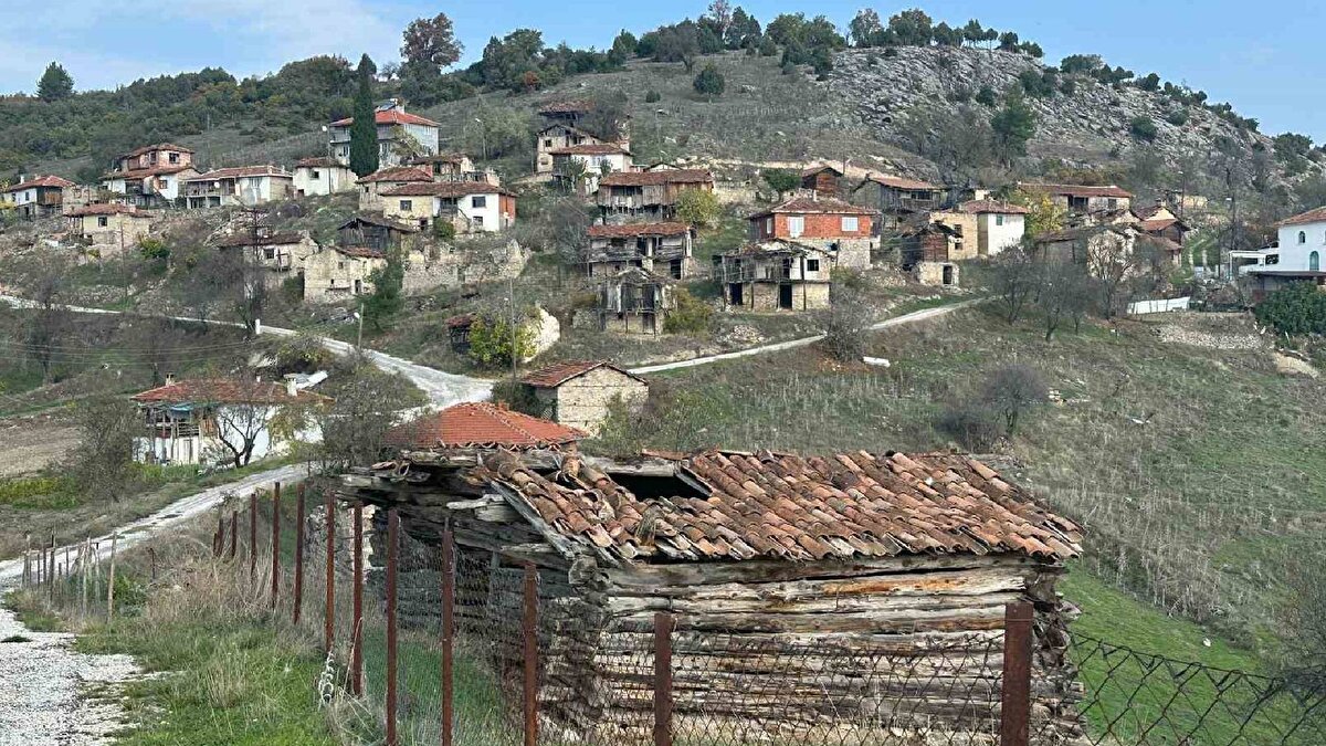 “Keşke eskisi gibi kalabalık olsak”<br><br>Kaya, bir zamanlar doğası, manzarası ve kalabalığıyla bilinen köylerinin harabeye dönmesine üzüldüklerini ifade ederek şöyle devam etti:<br><br>“Su olmayınca ne yapsın insanlar gittiler, biz de gittik. Biri 6, diğeri 9 yaşında çocuğum vardı. Burada kalsak ne yapacaktık? Su yok, tarım yok, kazanç yok. Bursa’da okudular, iş sahibi oldular. Onların da çocukları oldu. Biz döndük köyümüze, bizim yaşamımız burada; onlar dönmez artık. Gelmeyenlerin evleri haşat oldu burada. Yıkık dökük yapılar içinde biz nefes alıyoruz. Keşke hepsi gelse, köylüler keşke eskisi gibi kalabalık olsak.”