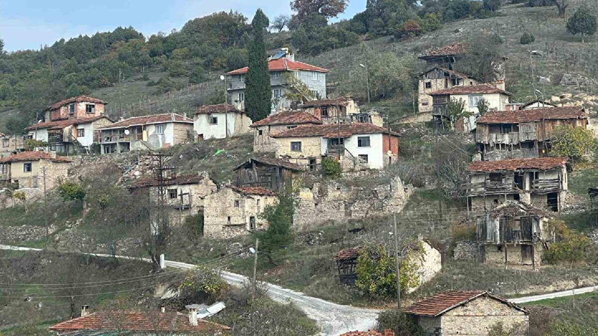 30 yıl sonra memlekete dönüş<br><br>Geçimini geçmişte ormancılık ve tarımdan sağlayan köylülerden eski muhtar Hüseyin Kaya ile eşi Fadime Kaya, 30 yıllık Bursa yaşamının ardından ata topraklarına dönen aileler arasında yer aldı.