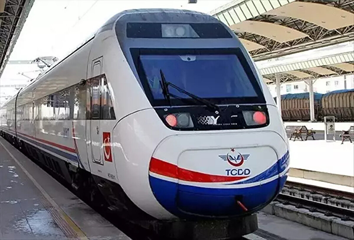 TCDD İşçi Alımı Başvurusu Ne Zaman, Nasıl Yapılır?<br>Adayların en çok merak ettiği tarih aralığı netleşti. TCDD işçi alımı başvuruları 17 Kasım 2025 tarihinde başladı ve 21 Kasım 2025 tarihinde sona erecek.<br><br>Başvuru işlemleri sadece Türkiye İş Kurumu (İŞKUR) üzerinden online olarak gerçekleştirilecek. Adaylar, İŞKUR’un resmi internet adresi olan esube.iskur.gov.tr üzerinden T.C. kimlik numaraları ve şifreleri ile giriş yaparak başvurularını tamamlayabilecekler. Yoğunluk nedeniyle adayların işlemlerini son güne bırakmamaları öneriliyor.