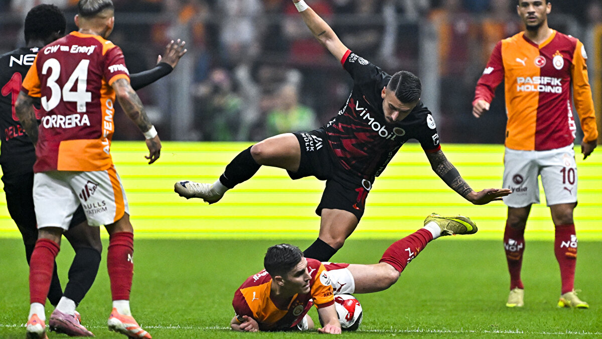 GALATASARAY'IN EKSİKLERİ<br><br>Galatasaray'da sakatlıkları bulunan Yunus Akgün, Osimhen, Singo, Kaan Ayhan ve Berkan Kutlu forma giyemeyecek. Öte yandan Eren Elmalı ve Metehan Baltacı hak mahrumiyeti cezası sebebiyle kadroya dahil edilmedi. 