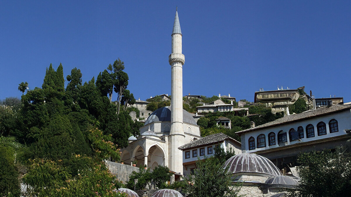 5. Bosna Hersek: 1.900+<br><br>Nüfusa oranla en yüksek cami yoğunluğuna sahip ülkelerden biridir ve bu yapıların çoğu tarihi Osmanlı mirasıdır