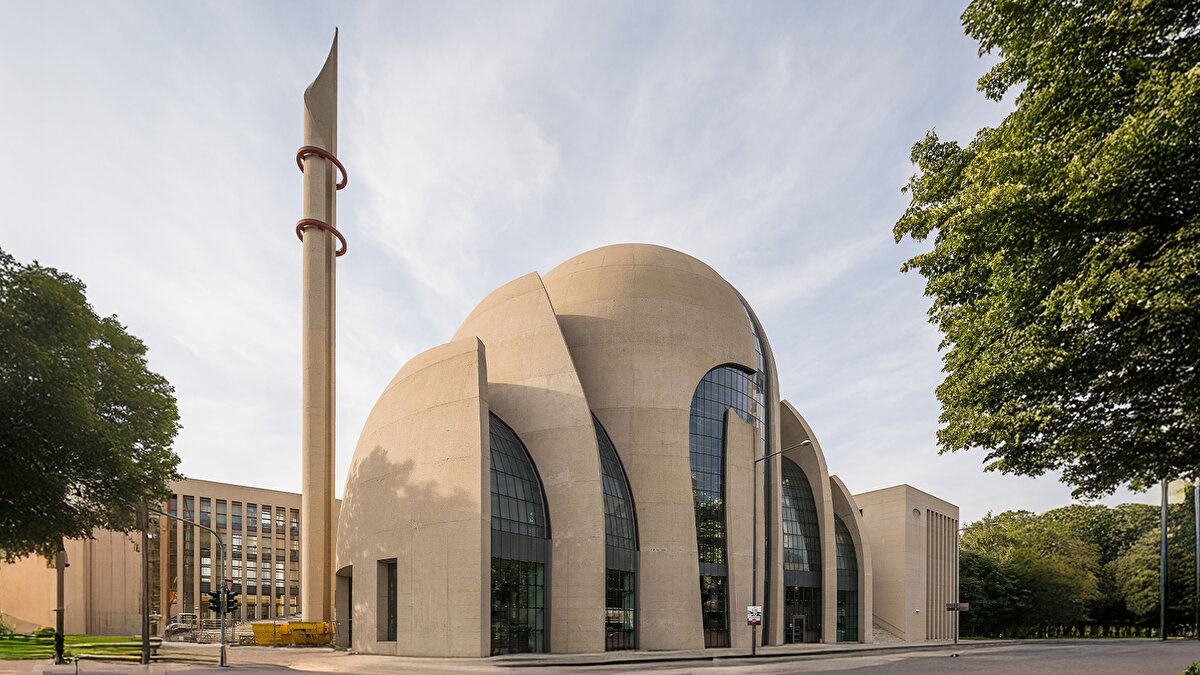 2. Almanya: 2.800 – 3.000<br><br>Türk nüfusunun yoğunluğu sebebiyle Batı Avrupa'da zirvededir. Bu sayıya DİTİB'e bağlı camiler ve diğer mescitler dahildir