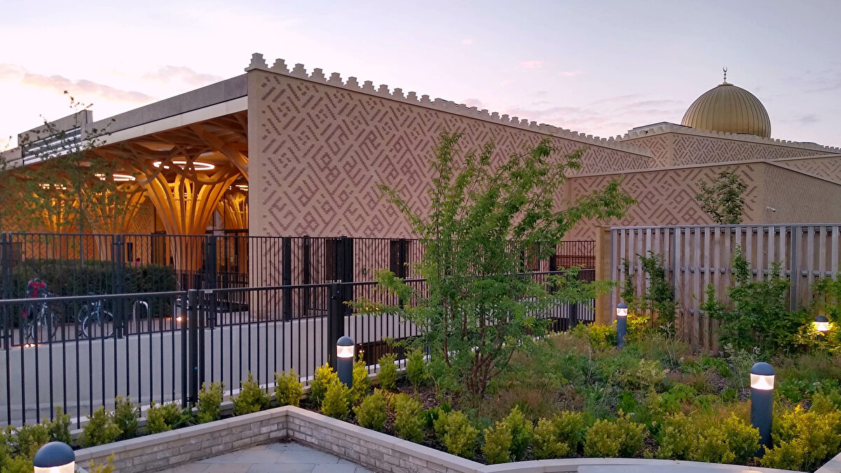 4. Birleşik Krallık (İngiltere): 2.000 civarı<br><br>Özellikle Londra, Birmingham ve Manchester gibi şehirlerde yoğunlaşmıştır