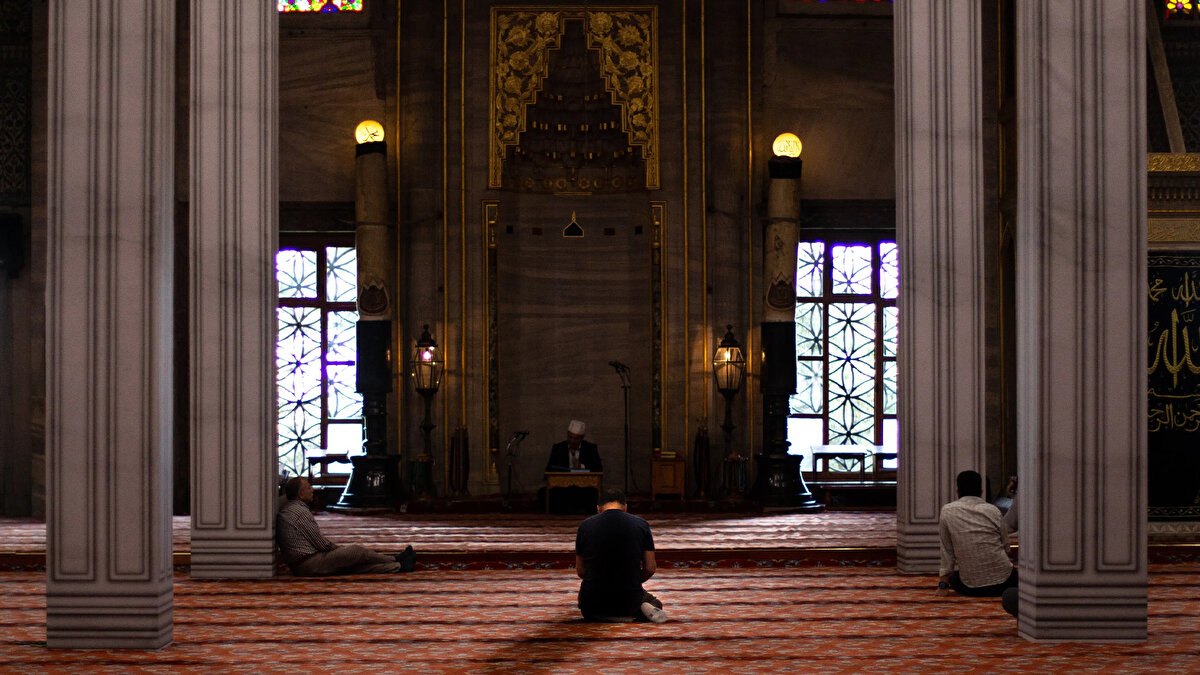 Avrupa denildiğinde akla genellikle gotik katedraller veya tarihi meydanlar gelse de, kıtanın dört bir yanında yükselen minareler, hem büyüyen bir demografiyi hem de zenginleşen bir kültürel mozaiği gözler önüne seriyor.